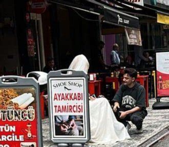 İstanbul'a Sokaklarında Gezen Bir Turist Kendisini Çekiştirerek Bir Şeyler Satmaya Çalışan Esnafı Paylaştı